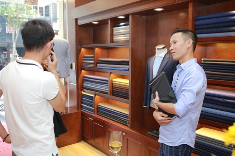 Người thợ may ‘thổi hồn‘ vào những bộ suit nổi tiếng đất Hà Thành